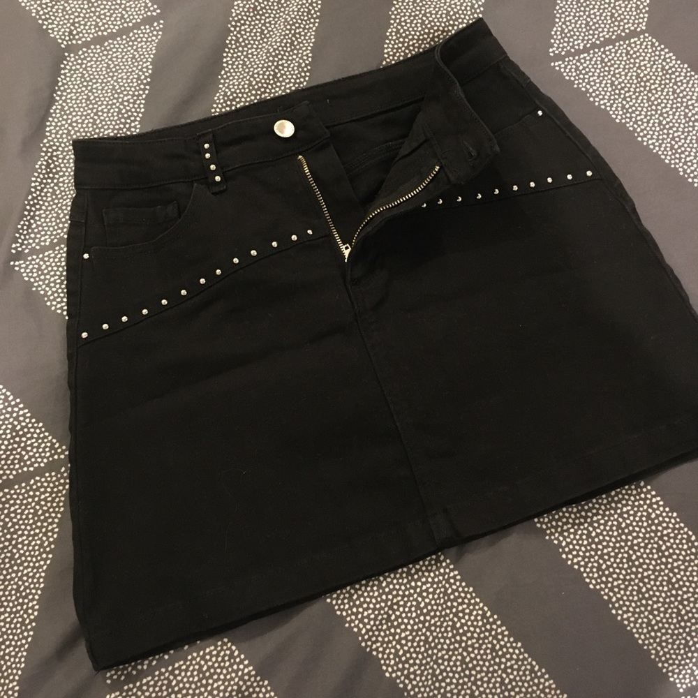3/$10 ✨ Black denim skirt